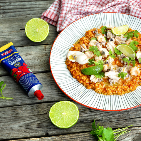 Risotto s mořskými plody, koriandrem a limetkou