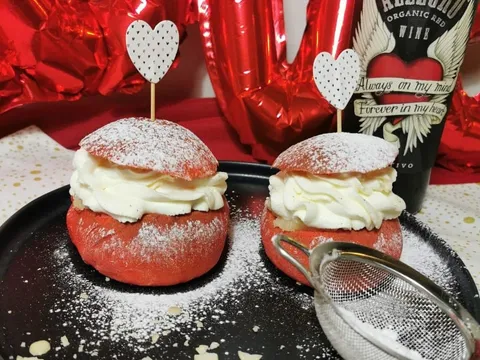 Red velvet semla