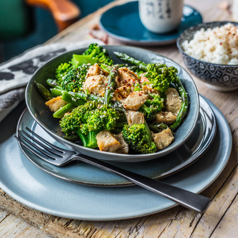 HÄHNCHEN MIT GRÜNEM GEMÜSE