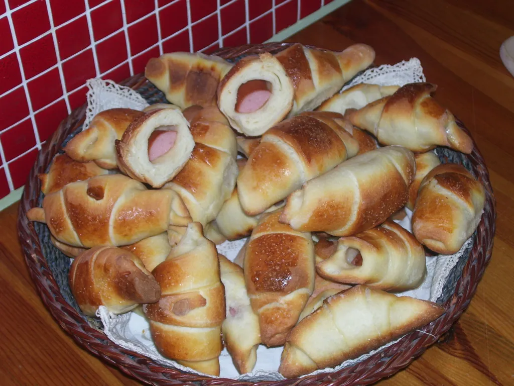 kiflice sa hrenovkama