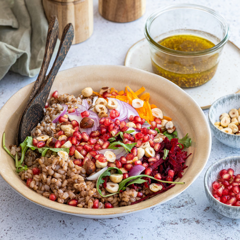 Reichhaltiger Salat mit Buchweizen, Gerste und Senf-Dressing