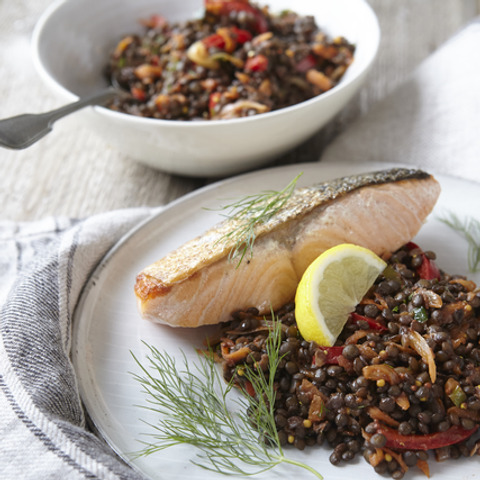 Losos se sladkokyselou čočkou beluga