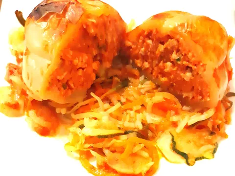 Zapečena paprika na posteljici od rezanaca od povrća