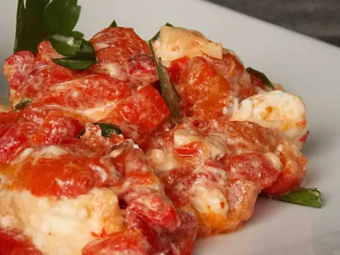 Salata od pečenih paprika sa sirom i belim lukom