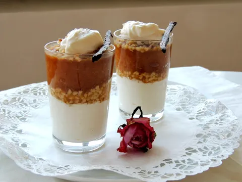 Nektarina desert u časi