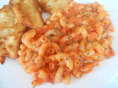 Pasta sa sirom i paradajzom