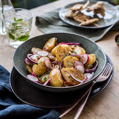 Chutný šalát z opečených zemiakov