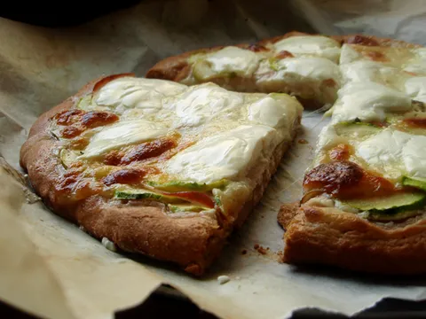 Moja zucchini-mozzarella pizza