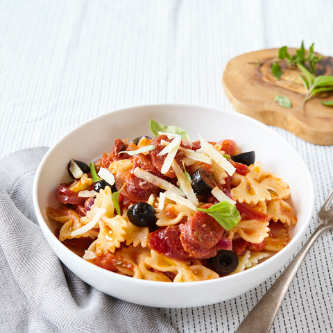 Farfalle se sušenými rajčaty, olivami a pikantní klobásou