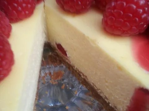 Fantazija Cheesecake s malinama i belom cokoladom