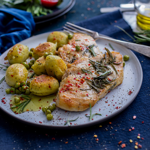 Kuracina s chrumkavými gnocchi a hráškom