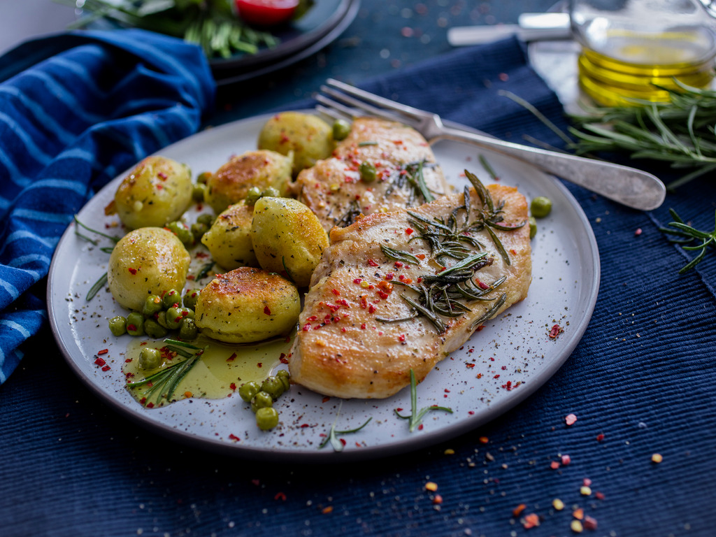 Kuracina s chrumkavými gnocchi a hráškom