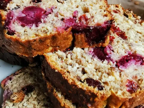 Banana kruh s brusnicama i trešnjama