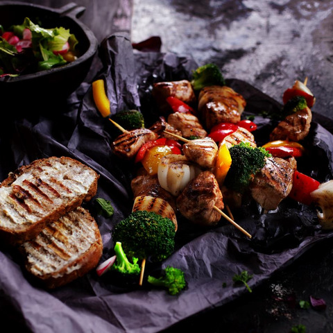 Rasnici (ražnjići) auf Toast mit Käse