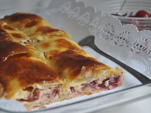 Savijača s vrhnjem i trešnjama