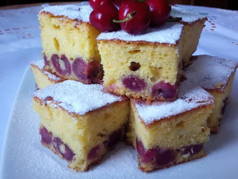 KOLAČ  SA TREŠNJAMA