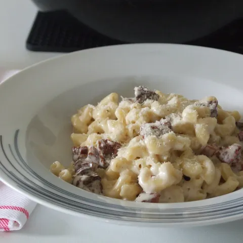 Kremasta pasta sa hrenovkama