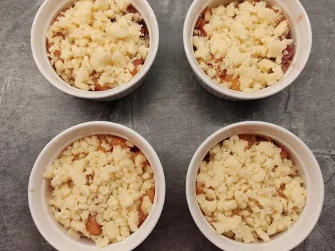 Peach crumble