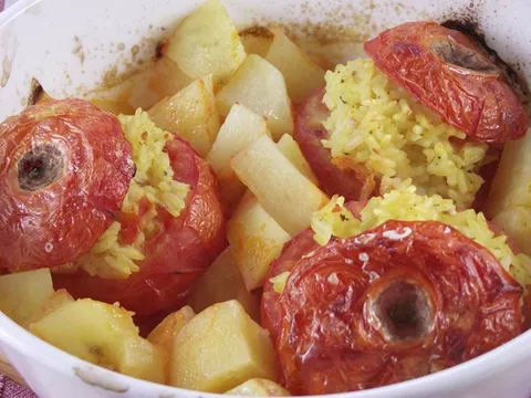 Paradajz punjen pirinčem na krompiru