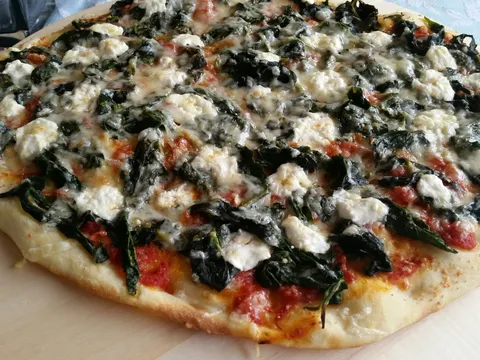 Pizza spinacci tre formaggi e pomodori (pica)