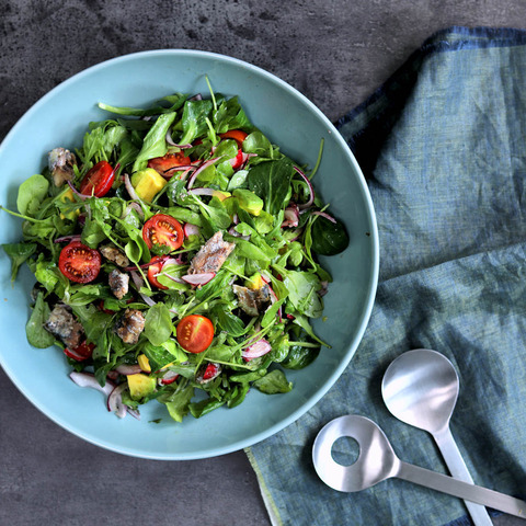 Farebný šalát so sardinkami