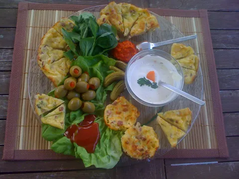 Muffini sa pršutom i sirom + umak