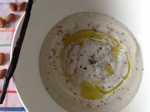 Krem juha od cvjetace, kokosa i vanilije s aromom badema