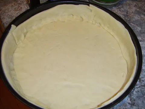 dno i stranice kalupa obloženi tijestom