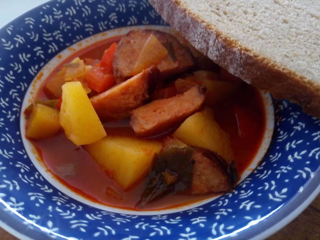 Rustikalan gulaš (wurstgulasch)