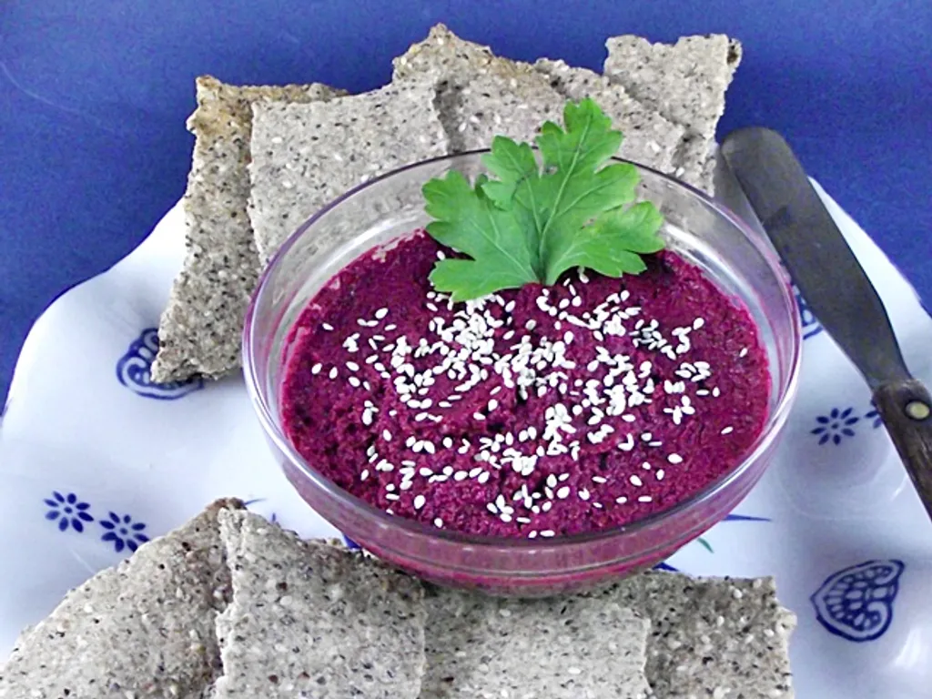 Humus sa cveklom i krekeri