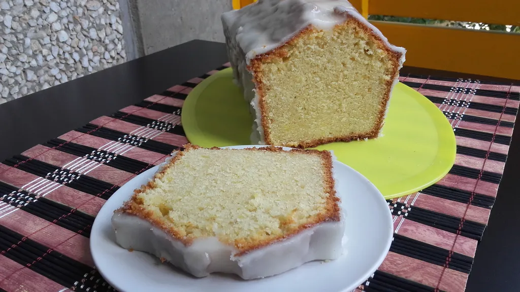 Lemon cake with lemon frosting
