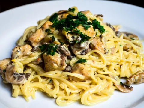 Pasta sa sampinjonima i piletinom