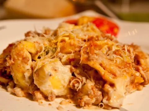 Zapečeni tortellini s bolognese umakom