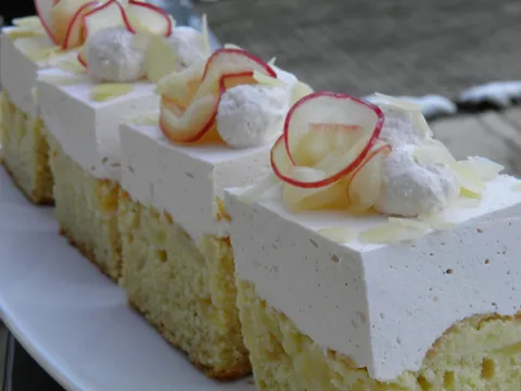 Kolač od jabuka s kremom od likera trnine