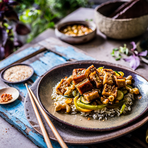 Gebratener Tofu mit Zucchini und Reis