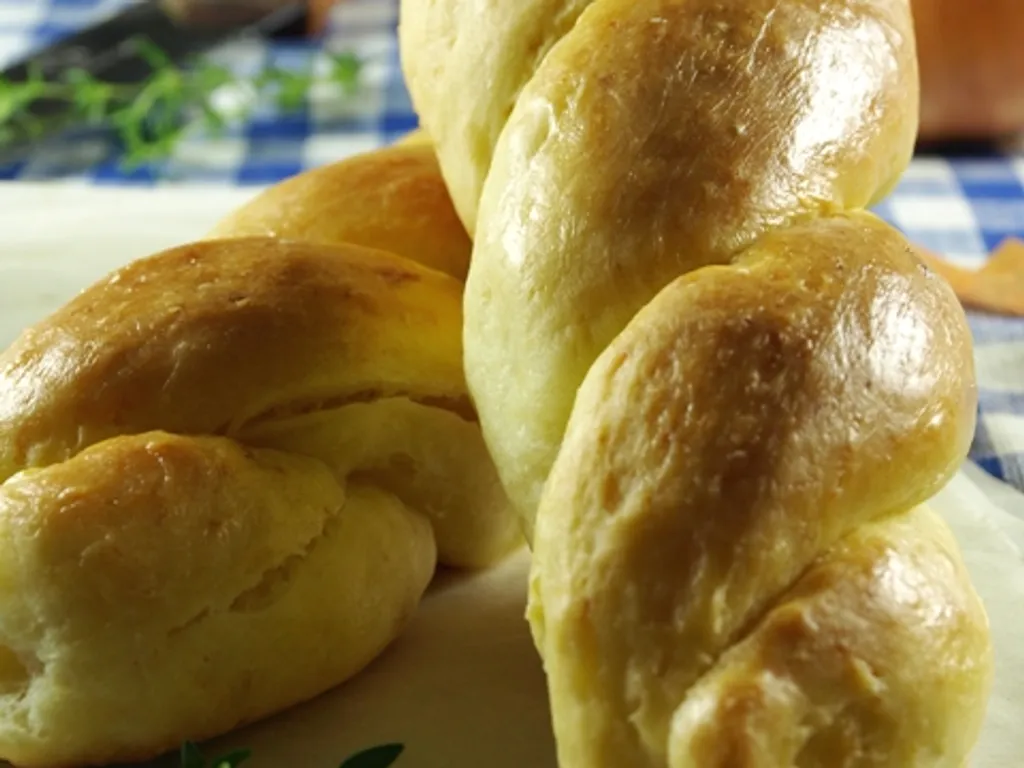 Peciva sa sirom, lukom i maslinovim uljem
