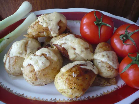 Mladi krumpir sa sirom i slaninom