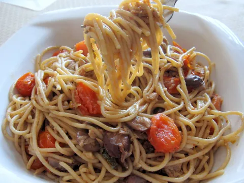 Pasta sa tunom Puttanesca