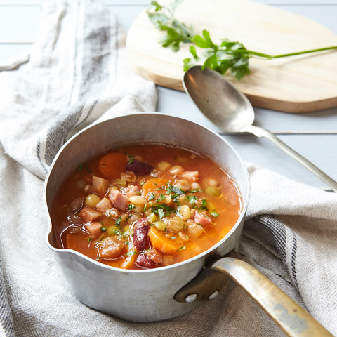 Bohatá luštěninová polévka