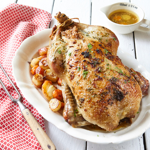 Kachna plněná pohankou s pečenými jablky