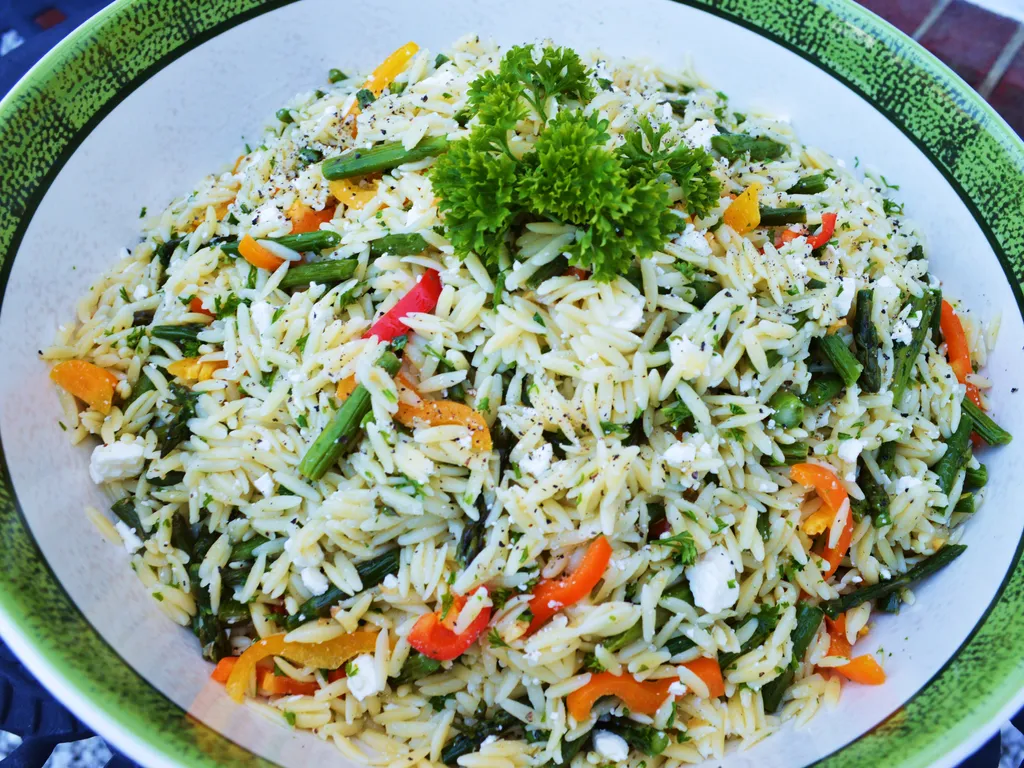 Orzo salata sa sparogama