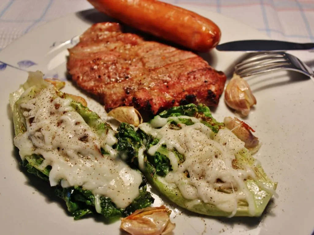 Pecena salata kao prilog pecenom mesu