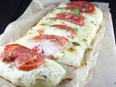 Pizza caprese (testo sa belim vinom)