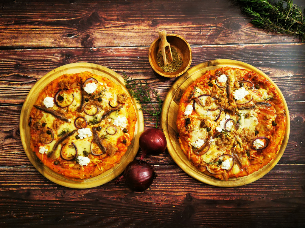 Pizza s tunom, inćunima, kaparama i koromačem