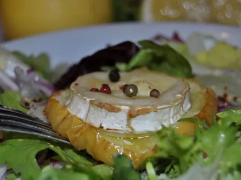 Zelena salata sa jabukom i kozijim sirom