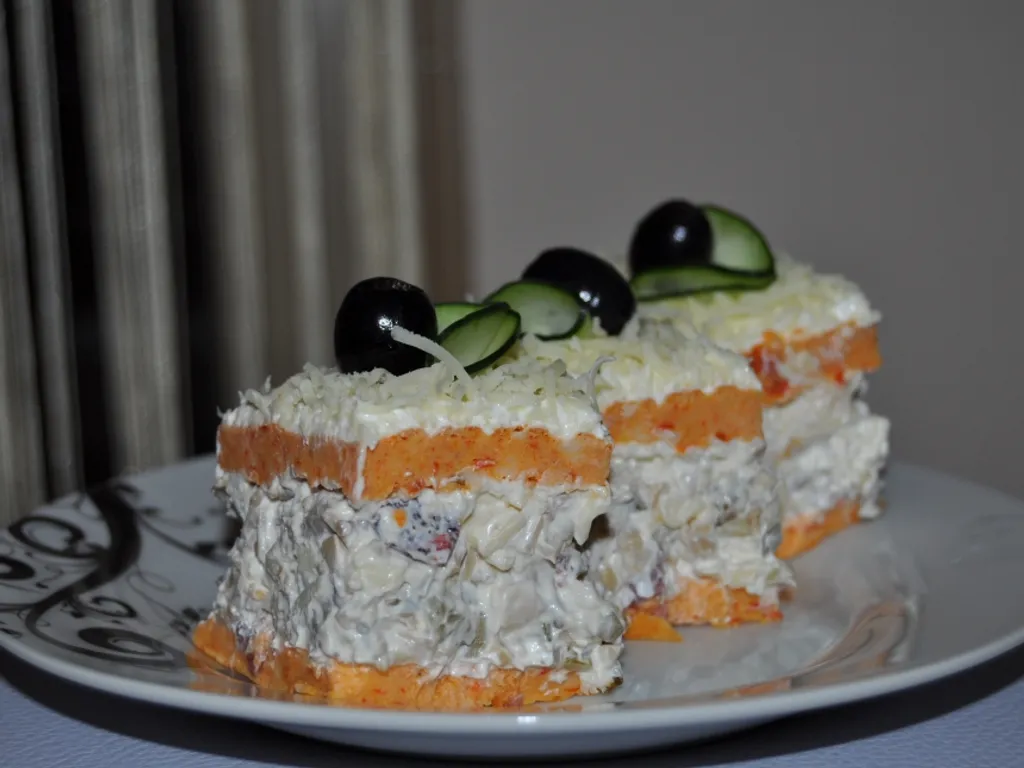 Slana torta sa ajvarom, suvim mesom i...