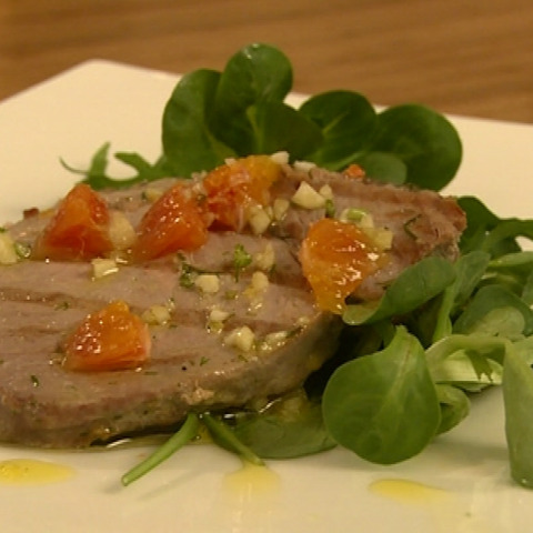 Steaky z tuňáka s rukolou a kukuřičným salátem