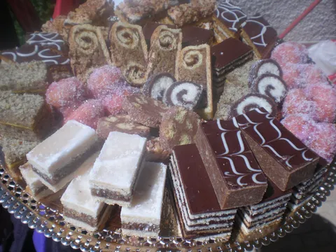 Mađarica, medena pita, bajadera, breskvice, londoneri, djedovi brkovi, čoko-kokos salamica, orahovi prutići...