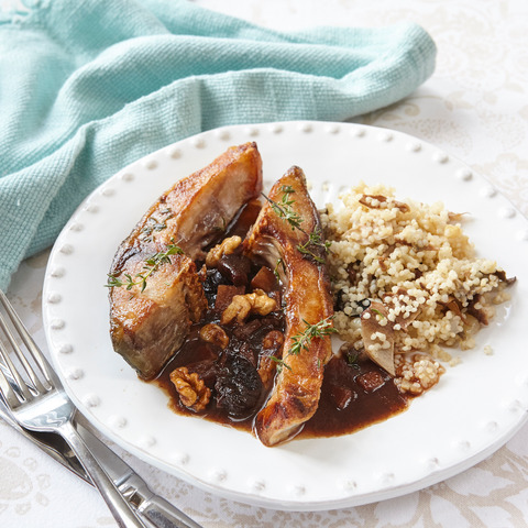 Kapr na černo s houbovým kubou z jáhel