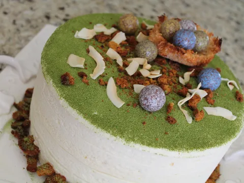 Uskrsnja torta od karote sa pjenicom od ananasa
